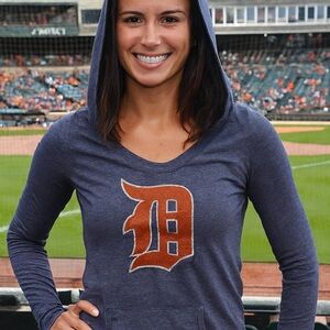 5/$25 Detroit tigers Hooded Long Sleeve Top wright & ditson kangaroo pocket